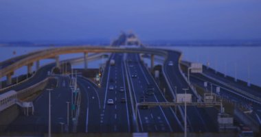 Chiba 'daki Tokyo körfezi bölgesinde karayolunda alacakaranlık trafik sıkışıklığı. Yüksek kalite 4K görüntü. Kisarazu bölgesi Chiba Japonya 01.30.2024 İşte Chiba Japonya 'da UMIHOTARU PA denilen otoyol otoparkı.