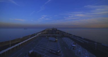 Chiba 'daki Tokyo körfezi bölgesinde karayolunda alacakaranlık trafik sıkışıklığı. Yüksek kalite 4K görüntü. Kisarazu bölgesi Chiba Japonya 01.30.2024 İşte Chiba Japonya 'da UMIHOTARU PA denilen otoyol otoparkı.