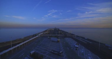 Chiba 'daki Tokyo körfezi bölgesinde karayolunda alacakaranlık trafik sıkışıklığı. Yüksek kalite 4K görüntü. Kisarazu bölgesi Chiba Japonya 01.30.2024 İşte Chiba Japonya 'da UMIHOTARU PA denilen otoyol otoparkı.