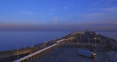 Chiba 'daki Tokyo körfezi bölgesinde karayolunda alacakaranlık trafik sıkışıklığı. Yüksek kalite 4K görüntü. Kisarazu bölgesi Chiba Japonya 01.30.2024 İşte Chiba Japonya 'da UMIHOTARU PA denilen otoyol otoparkı.