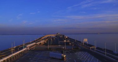 Chiba 'daki Tokyo körfezi bölgesinde karayolunda alacakaranlık trafik sıkışıklığı. Yüksek kalite 4K görüntü. Kisarazu bölgesi Chiba Japonya 01.30.2024 İşte Chiba Japonya 'da UMIHOTARU PA denilen otoyol otoparkı.