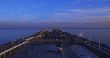 Chiba 'daki Tokyo körfezi bölgesinde karayolunda alacakaranlık trafik sıkışıklığı. Yüksek kalite 4K görüntü. Kisarazu bölgesi Chiba Japonya 01.30.2024 İşte Chiba Japonya 'da UMIHOTARU PA denilen otoyol otoparkı.