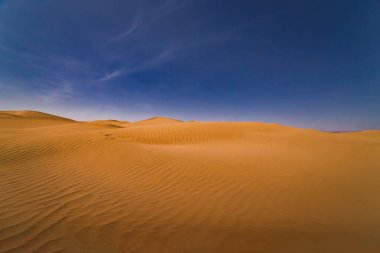 Fas 'taki Mhamid el Ghizlane' de sahara çölünün panoramik kum tepesi. Yüksek kalite fotoğraf. Zagora bölgesi Mhamid el Ghizlane Fas 03.06.2024 Burası Fas 'ta bir çöl bölgesi..
