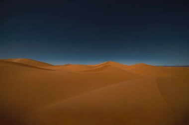 Fas 'taki Mhamid el Ghizlane' de sahara çölünün panoramik kum tepesi. Yüksek kalite fotoğraf. Zagora bölgesi Mhamid el Ghizlane Fas 03.06.2024 Burası Fas 'ta bir çöl bölgesi..