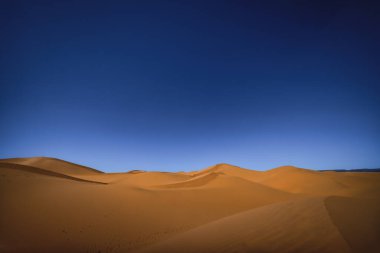 Fas 'taki Mhamid el Ghizlane' de sahara çölünün panoramik kum tepesi. Yüksek kalite fotoğraf. Zagora bölgesi Mhamid el Ghizlane Fas 03.06.2024 Burası Fas 'ta bir çöl bölgesi..
