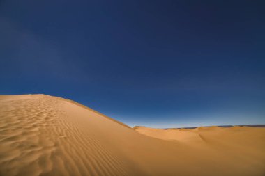 Fas 'taki Mhamid el Ghizlane' de sahara çölünün panoramik kum tepesi. Yüksek kalite fotoğraf. Zagora bölgesi Mhamid el Ghizlane Fas 03.06.2024 Burası Fas 'ta bir çöl bölgesi..