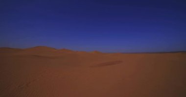 Fas 'taki Mhamid el Ghizlane' de sahara çölünün panoramik kum tepesi. Yüksek kalite 4K görüntü. Zagora bölgesi Mhamid el Ghizlane Fas 03.06.2024 Burası Fas 'ta bir çöl bölgesi..