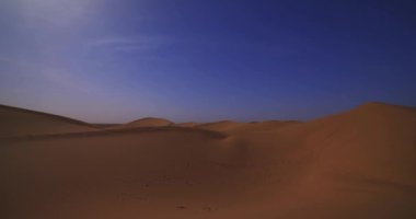 Fas 'taki Mhamid el Ghizlane' de sahara çölünün panoramik kum tepeciği. Yüksek kalite 4K görüntü. Zagora bölgesi Mhamid el Ghizlane Fas 03.06.2024 Burası bir çöl bölgesi