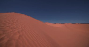 Fas 'taki Mhamid el Ghizlane' de bir kum tepesi. Yüksek kalite 4K görüntü. Zagora bölgesi Mhamid el Ghizlane Fas 03.06.2024 Burası Fas 'ta bir çöl bölgesi..