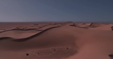 Fas 'taki Mhamid el Ghizlane' de bir kum tepesi. Yüksek kalite 4K görüntü. Zagora bölgesi Mhamid el Ghizlane Fas 03.06.2024 Burası Fas 'ta bir çöl bölgesi..