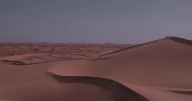 Fas 'taki Mhamid el Ghizlane' de bir kum tepesi. Yüksek kalite 4K görüntü. Zagora bölgesi Mhamid el Ghizlane Fas 03.06.2024 Burası Fas 'ta bir çöl bölgesi..