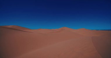 Fas 'taki Mhamid el Ghizlane' de sahara çölünün panoramik kum tepesi. Yüksek kalite 4K görüntü. Zagora bölgesi Mhamid el Ghizlane Fas 03.06.2024 Burası Fas 'ta bir çöl bölgesi..