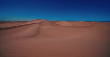 Fas 'taki Mhamid el Ghizlane' de Sahara Çölü 'nün panoramik kum tepesi. Yüksek kalite 4K görüntü. Zagora bölgesi Mhamid el Ghizlane Fas 03.06.2024 Burası Fas 'ta bir çöl bölgesi..