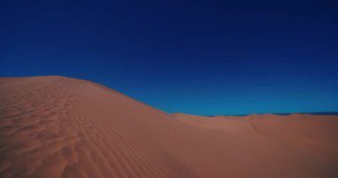 Fas 'taki Mhamid el Ghizlane' de Sahara Çölü 'nün panoramik kum tepesi. Yüksek kalite 4K görüntü. Zagora bölgesi Mhamid el Ghizlane Fas 03.06.2024 Burası Fas 'ta bir çöl bölgesi..