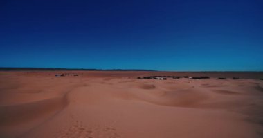 Fas 'taki Mhamid el Ghizlane' de sahara çölünün panoramik kum tepesi. Yüksek kalite 4K görüntü. Zagora bölgesi Mhamid el Ghizlane Fas 03.06.2024 Burası Fas 'ta bir çöl bölgesi..