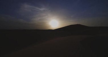 Fas 'taki Mhamid el Ghizlane' de kum tepeciği. Yüksek kalite 4K görüntü. Zagora bölgesi Mhamid el Ghizlane Fas 03.06.2024 Burası Fas 'ta bir çöl bölgesi..