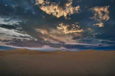 Morocco 'daki Mhamid el Ghizlane' de panoramik kum tepeciği. Yüksek kalite fotoğraf. Zagora bölgesi Mhamid el Ghizlane Fas 03.06.2024 Burası Fas 'ta bir çöl bölgesi..
