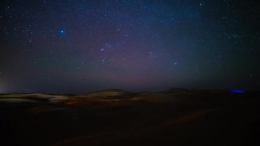 Fas 'taki Sahra Çölü' nde yıldızlı bir gökyüzü zamanı. Yüksek kalite 4K görüntü. Zagora bölgesi Mhamid el Ghizlane Fas 03.06.2024 Burası Fas 'ta bir çöl bölgesi..