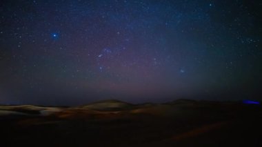 Fas 'taki Sahra Çölü' nde yıldızlı bir gökyüzü zamanı. Yüksek kalite 4K görüntü. Zagora bölgesi Mhamid el Ghizlane Fas 03.06.2024 Burası Fas 'ta bir çöl bölgesi..