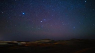 Fas 'taki Sahra Çölü' nde yıldızlı bir gökyüzü zamanı. Yüksek kalite 4K görüntü. Zagora bölgesi Mhamid el Ghizlane Fas 03.06.2024 Burası Fas 'ta bir çöl bölgesi..