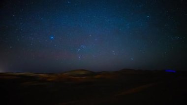 Fas 'taki Sahra Çölü' nde yıldızlı bir gökyüzü zamanı. Yüksek kalite 4K görüntü. Zagora bölgesi Mhamid el Ghizlane Fas 03.06.2024 Burası Fas 'ta bir çöl bölgesi..