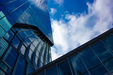 İş kasabasındaki bir binayı yansıtan bir bulut. Yüksek kalite fotoğraf. Shibuya Bölgesi Tokyo Japonya 05.16.2024 Burası Tokyo 'nun merkezidir..