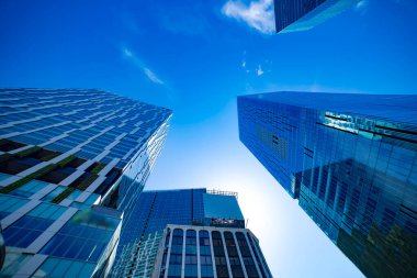 İş kasabasındaki bir binayı yansıtan bir bulut. Yüksek kalite fotoğraf. Shibuya Bölgesi Tokyo Japonya 05.16.2024 Burası Tokyo 'nun merkezidir..