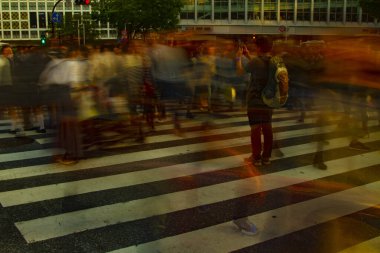 Kavşaktaki insanlar. Shibuya Tokyo Bölgesi - 04.20.2019: Tokyo 'nun merkezidir..