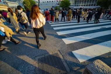 Kavşaktaki insanlar. Shibuya Tokyo Bölgesi - 04.20.2019: Tokyo 'nun merkezidir..