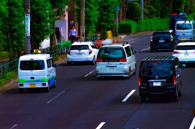 Tokyo 'da Kanpachi Bulvarı' nda gündüz vakti bir cadde. Setagaya Tokyo Bölgesi - 07.26.2019: Tokyo 'nun merkezidir..