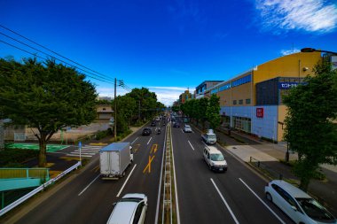 Tokyo 'da Kanpachi Bulvarı' nda gündüz vakti bir cadde. Setagaya Tokyo Bölgesi - 07.26.2019: Tokyo 'nun merkezidir..