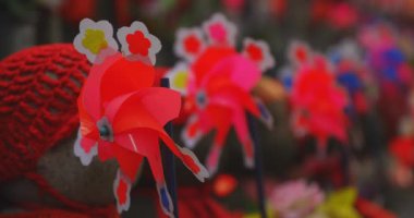 Odaklanırken kırmızı şapka takan heykel koruyucusu. Tokyo Minato Bölgesi - 07.25.2019: Geleneksel tapınakta bulunan eski bir heykel.