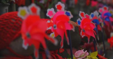 Odaklanırken kırmızı şapka takan heykel koruyucusu. Tokyo Minato Bölgesi - 07.25.2019: Geleneksel tapınakta bulunan eski bir heykel.