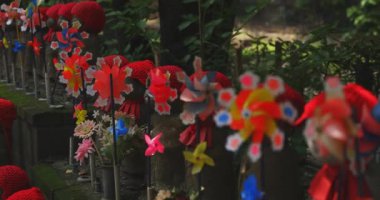 Heykel bekçisi kırmızı şapka takıyor. Tokyo Minato Bölgesi - 07.25.2019: Geleneksel tapınakta bulunan eski bir heykel.