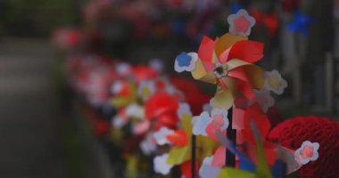 Heykel bekçisi kırmızı şapka takıyor. Tokyo Minato Bölgesi - 07.25.2019: Geleneksel tapınakta bulunan eski bir heykel.