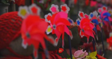 Heykel bekçisi kırmızı şapka takıyor. Tokyo Minato Bölgesi - 07.25.2019: Geleneksel tapınakta bulunan eski bir heykel.