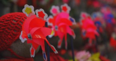 Heykel bekçisi kırmızı şapka takıyor. Tokyo Minato Bölgesi - 07.25.2019: Geleneksel tapınakta bulunan eski bir heykel.