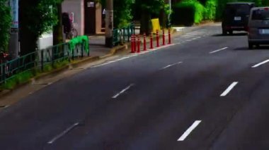Otomobil sokağının gündüz vakti uzak çekim zoom 'undaki zaman dilimi. Setagaya Tokyo Bölgesi - 07.26.2019: Tokyo 'nun merkezidir..