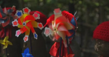 Heykel bekçisi kırmızı şapka takıyor. Tokyo Minato Bölgesi - 07.25.2019: Geleneksel tapınakta bulunan eski bir heykel.