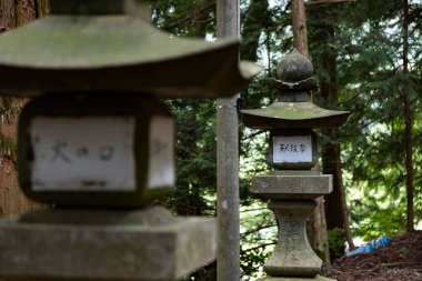 Kırsaldaki eski Japon tapınağında eski taş fenerler. Yüksek kalite fotoğraf. Agatsuma bölgesi Nakanojo Gunma Japonya 07.20.2023 Bu tapınağa SUWA SHRINE denir. Burası Gunma 'da bir kırsal..