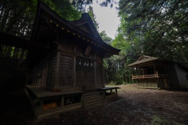 Gunma Japonya 'nın kırsalında eski bir Japon tapınağı. Yüksek kalite fotoğraf. Agatsuma bölgesi Nakanojo Gunma Japonya 07.20.2023 Bu tapınağa SUWA SHRINE denir. Burası Gunma 'da bir kırsal..