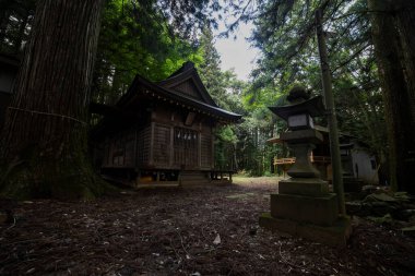 Gunma Japonya 'nın kırsalında eski bir Japon tapınağı. Yüksek kalite fotoğraf. Agatsuma bölgesi Nakanojo Gunma Japonya 07.20.2023 Bu tapınağa SUWA SHRINE denir. Burası Gunma 'da bir kırsal..