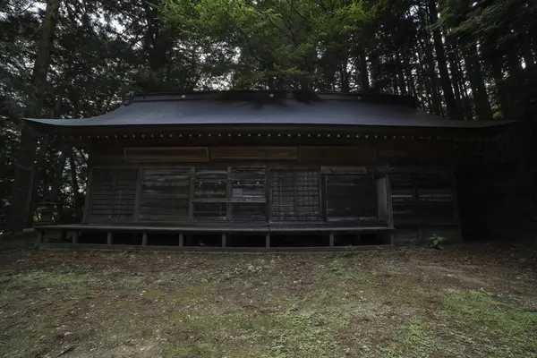 Gunma Japonya 'nın kırsalında eski bir Japon tapınağı. Yüksek kalite fotoğraf. Agatsuma bölgesi Nakanojo Gunma Japonya 07.20.2023 Bu tapınağa SUWA SHRINE denir. Burası Gunma 'da bir kırsal..