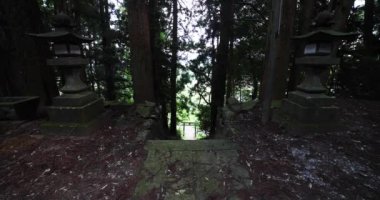 Gunma Japonya 'nın kırsalında eski bir Japon tapınağı. Yüksek kalite 4K görüntü. Agatsuma bölgesi Nakanojo Gunma Japonya 07.20.2023 Bu tapınağa SUWA SHRINE denir. Burası Gunma 'da bir kırsal..