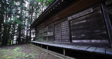 Gunma Japonya 'nın kırsalında eski bir Japon tapınağı. Yüksek kalite 4K görüntü. Agatsuma bölgesi Nakanojo Gunma Japonya 07.20.2023 Bu tapınağa SUWA SHRINE denir. Burası Gunma 'da bir kırsal..