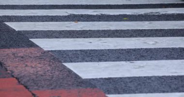 Yağmurlu bir günde yürüyen insanların bacakları. Shibuya ilçesi Tokyo Japonya - 04.30.2019 : Tokyo şehrinin merkezidir. kamera : Canon Eos 5d mark4