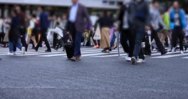 Yağmurlu bir günde yürüyen insanların bacakları. Shibuya ilçesi Tokyo Japonya - 04.30.2019 : Tokyo şehrinin merkezidir. kamera : Canon Eos 5d mark4
