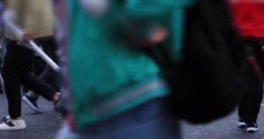 Yağmurlu bir günde yürüyen insanların bacakları. Shibuya ilçesi Tokyo Japonya - 04.30.2019 : Tokyo şehrinin merkezidir. kamera : Canon Eos 5d mark4