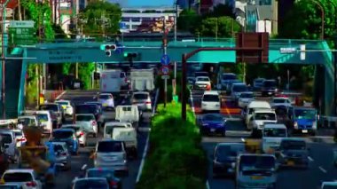 Otomobil sokağının gündüz vakti uzak çekim zoom 'undaki zaman dilimi. Setagaya Tokyo Bölgesi - 07.26.2019: Tokyo 'nun merkezidir..