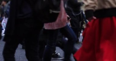 Yağmurlu bir günde yürüyen insanların bacakları. Shibuya ilçesi Tokyo Japonya - 04.30.2019 : Tokyo şehrinin merkezidir. kamera : Canon Eos 5d mark4